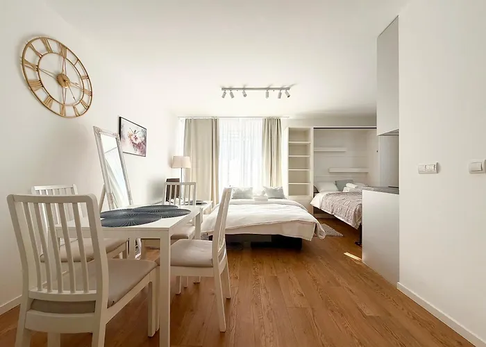 Mieszczanska Charming By Bookinghost * 弗罗茨瓦夫