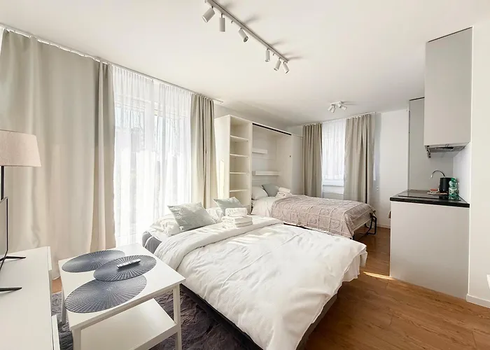 Mieszczanska Charming By Bookinghost